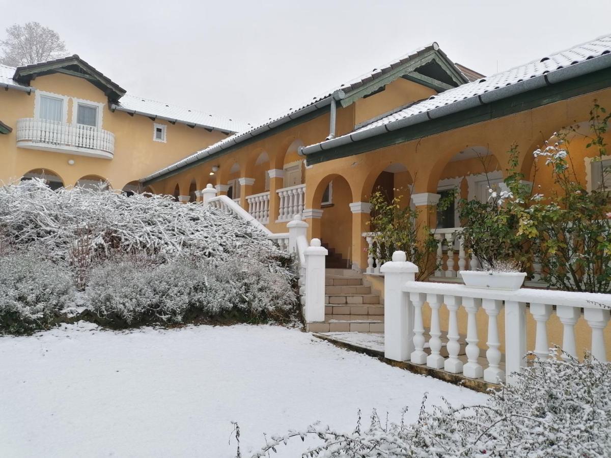 Panorama Birtok - Wellness Panzio, Konferencia Es Rendezvenykoezpont Bed & Breakfast Gyorujbarat Exterior photo